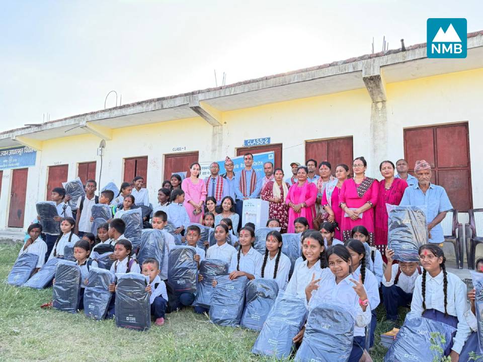 एनएमबि बैंकद्वारा अमर जैन विद्यालयमा स्कुल ब्याग र व्वाटर डिस्पेन्सर हस्तान्तरण